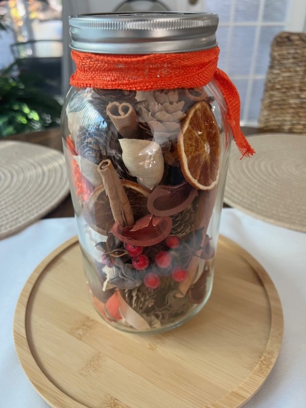 Alternative view of the finished aroma jar with decorative bow.