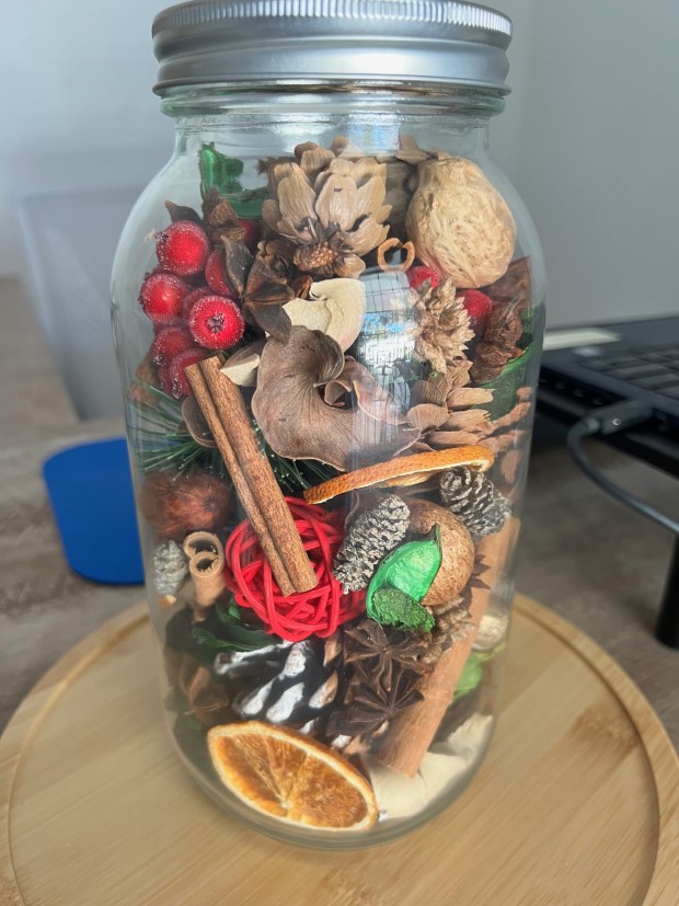 Various completed aroma jars displaying different designs and themes.