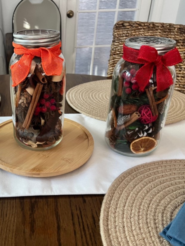 Various completed aroma jars displaying different designs and themes.
